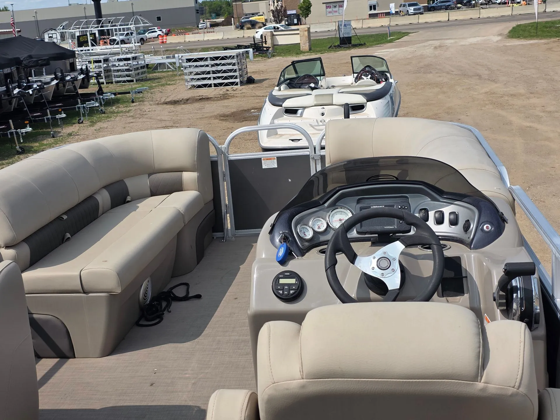 Suntracker Party Barge - Image 11