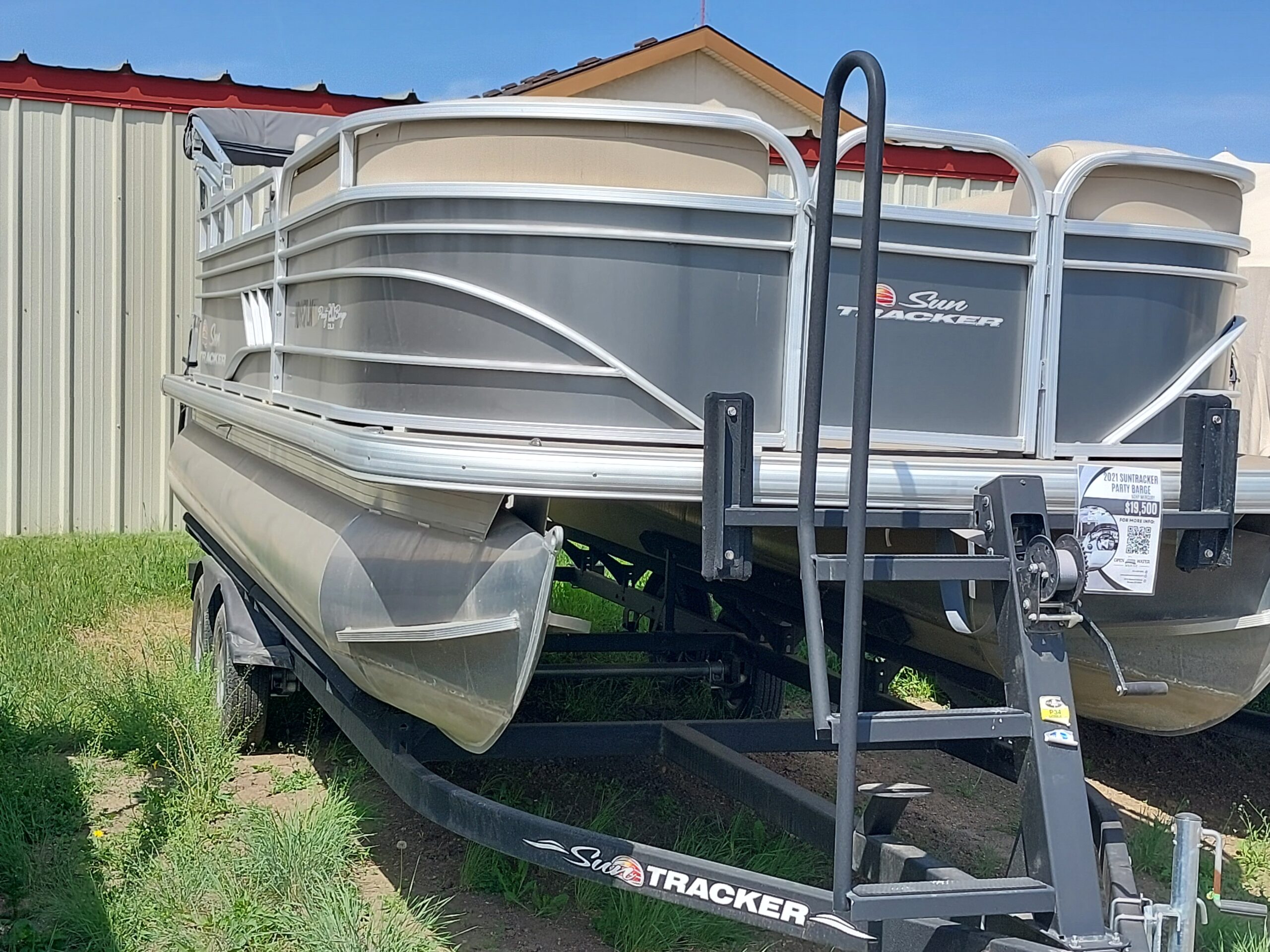 Suntracker Party Barge - Image 4
