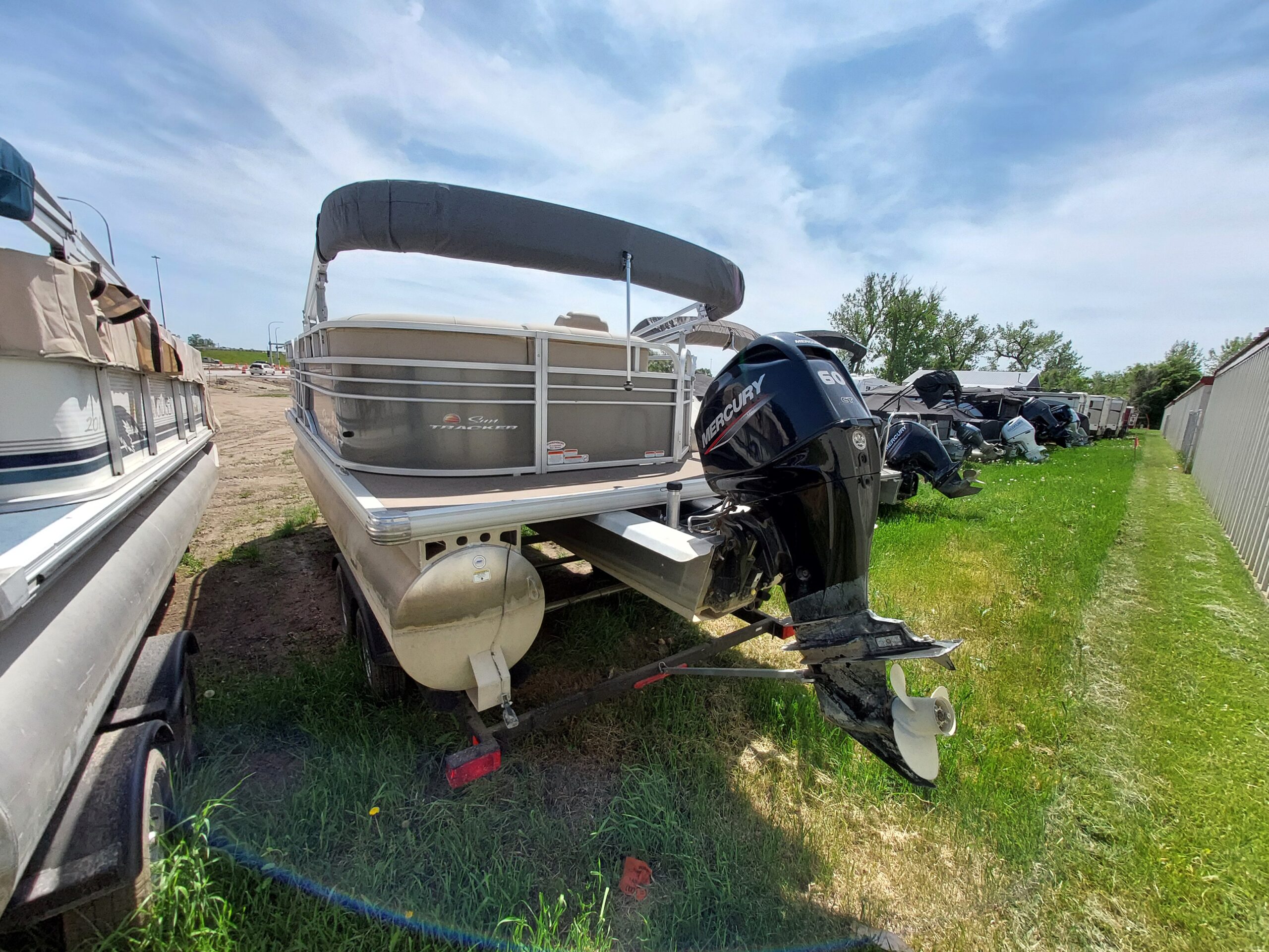 Suntracker Party Barge - Image 6