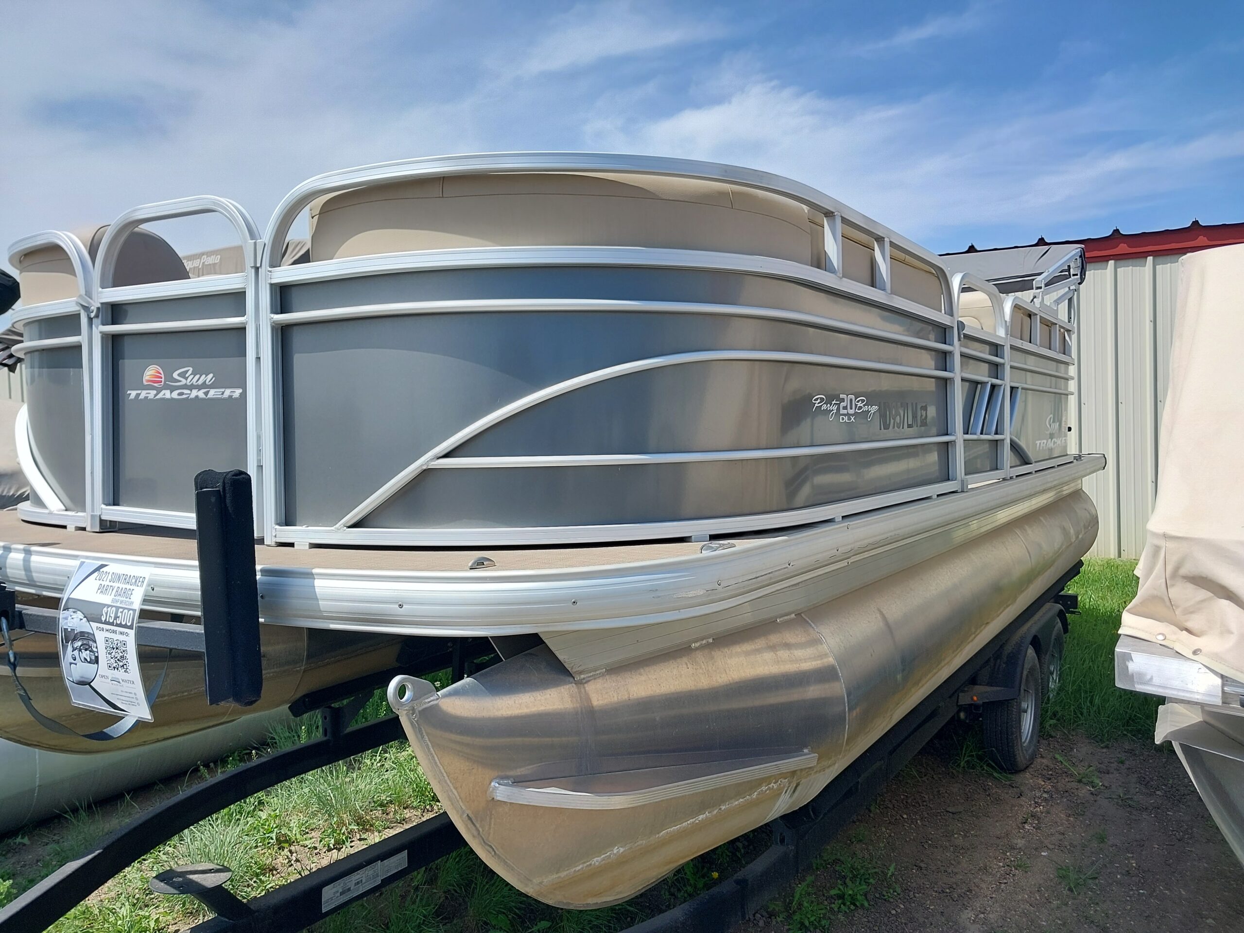Suntracker Party Barge - Image 7