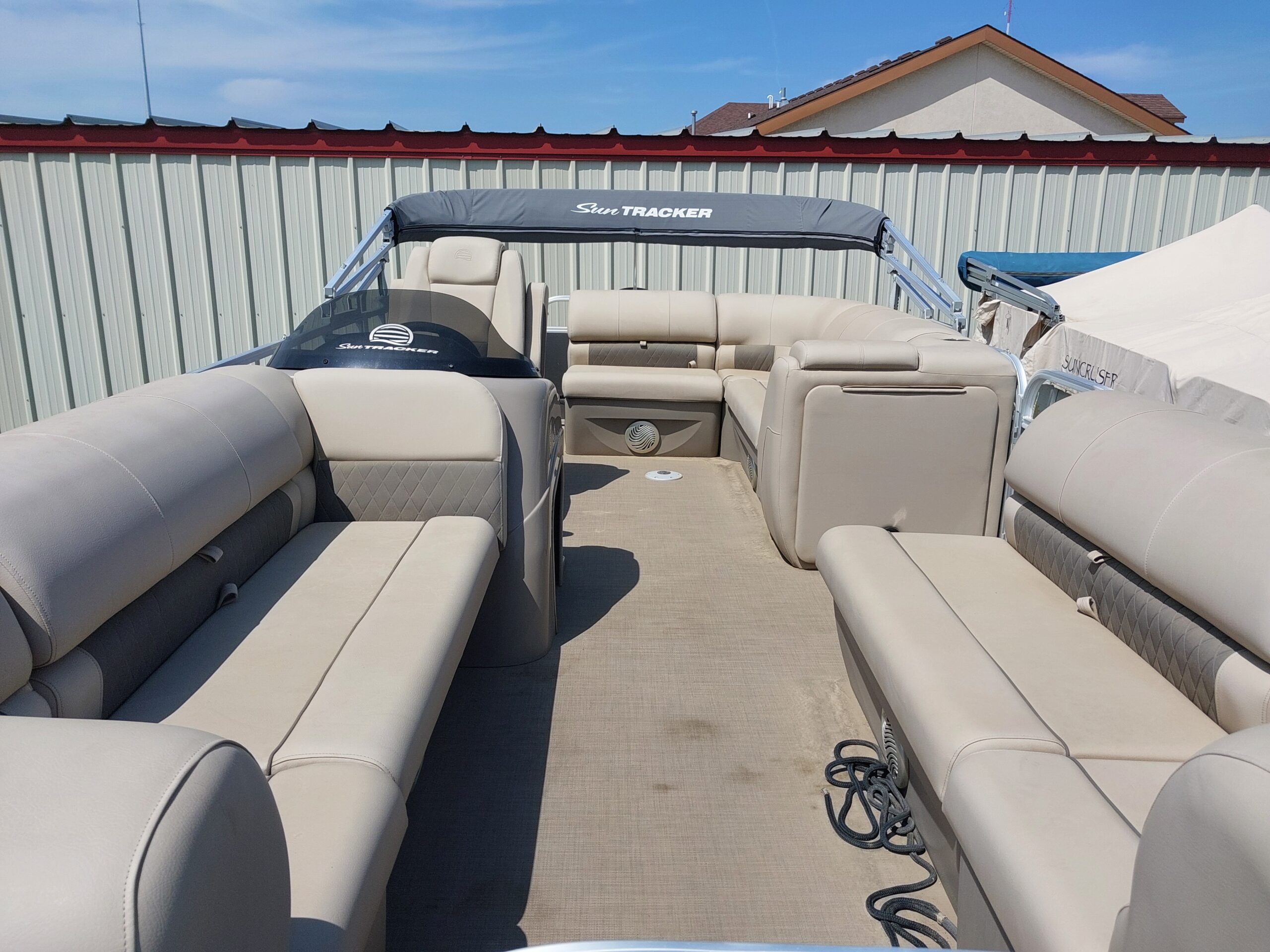 Suntracker Party Barge - Image 8